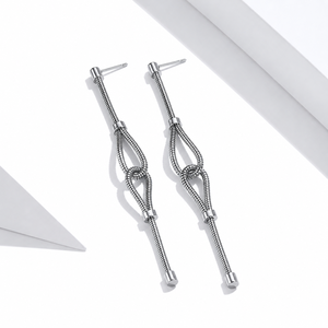 Boucles d'oreilles pendantes à nœuds en chaîne en acier inoxydable plaqué or 14 carats, longues et texturées, or et argent - Product Image 1