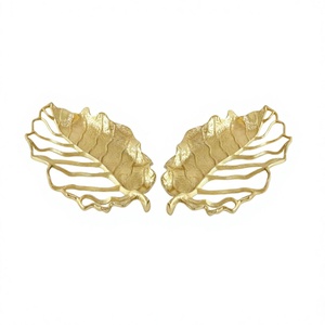 Ensemble de 2 plateaux à dessert en métal couleur or, forme feuille, taille personnalisée, pour accessoires hôteliers - Product Image 1