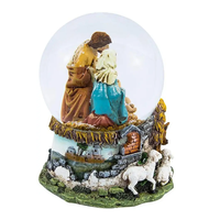 Globe de neige de la Nativité de Noël fait à la main avec globe d'eau de la Sainte Famille en résine musicale