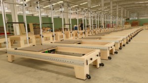 <span class=keywords><strong>Lit</strong></span> de rééducation Pilates en bois d'érable avec tour de Pilates volante, machine de rééducation Pilates, directement de l'usine - Product Image 6