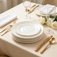 Assiettes jetables en plastique blanches rondes de haute qualité avec bord doré pour fêtes, mariages, banquets et anniversaires (vente en gros)
