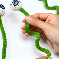 Décoration suspendue fantaisie pour fête d'Halloween, en forme de globe oculaire vert en peluche, avec branche en fil de fer