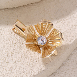 Accessoires de cheveux élégants et tendance, pinces à cheveux en alliage avec fleurs en perles pour femmes et filles, décoration de cheveux pour mariage - Product Image 5