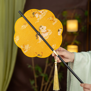 พัดจีนแบบม้วนได้ 8 กลีบ ลายดอกเบกอนีอา ทำด้วยมือ ผ้าไหมแจ็คการ์ดแบบตะวันออก พร้อมพู่ห้อย ประดับลายดอกไม้นำโชค พัดพับได้ - Product Image 3