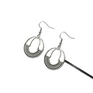 Orecchini pendenti rotondi geometrici vintage da donna, gioielli alla moda con ciondolo cavo - Product Image 5