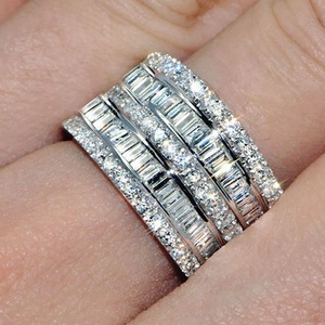 Anello a Fascia con Cinque File di Cristalli per Donne, Anello Largo alla Moda, Accessorio per Uso Quotidiano e Feste - Product Image 2