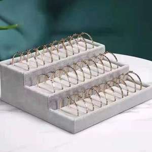 Plateau à bijoux en velours de luxe personnalisable pour le rangement et la présentation de bagues et de bracelets, idéal pour la coiffeuse ou comme boîte de rangement pour accessoires - Product Image 4