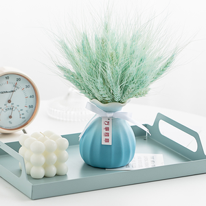 Vase décoratif en porcelaine et céramique pour table, disponible en différentes couleurs avec fleurs pour la décoration intérieure - Product Image 1