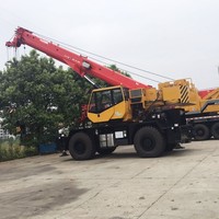 Grue tout-terrain robuste de 110 tonnes SRC1100T avec une hauteur de levage maximale de 74,5 m et une vitesse maximale de 30 km/h Vitesse de déplacement pour terrains difficiles