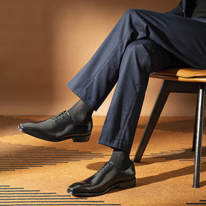 Zapatos de hombre de negocios formales de alta gama, clásicos, de cuero genuino, hechos a mano, con punta en pico, para fiestas. - Product Image 3