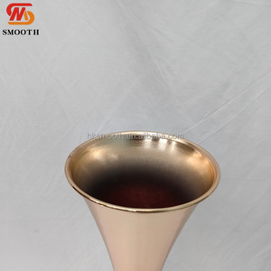 Vase en métal doré élégant et noble, grand, pour centre de table de mariage, support de fleurs fin - Product Image 4