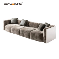 Canapé d'angle de luxe italien avec structure en acier inoxydable, fourrure moelleuse et cuir mat pour salon haut de gamme de villa