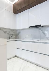 Mueble de Cocina Integrado con Diseño Moderno Personalizado, Mueble de Trabajo de Madera MFC, Encimera de Cuarzo o Mármol, Almacenamiento para Estufa, Fregadero - Product Image 5