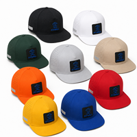 Casquette à visière plate perforée personnalisée OEM ODM avec patch logo en relief et étiquette latérale argentée pour les marques de streetwear de créateurs