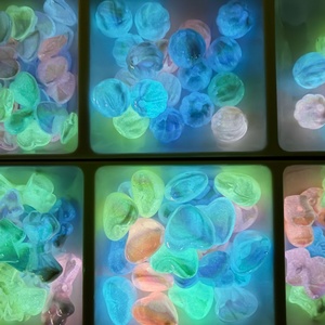 <span class=keywords><strong>Perles</strong></span> acryliques bicolores, finement pailletées, effet UV, qui brillent dans le noir, en forme de nœud, cœur, poney, citrouille, à trou droit, en vrac, pour loisirs créatifs - Product Image 3