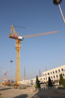 Grue à tour de construction 4T 40M à flèche articulée avec boîte de vitesses, levier de commande joystick, panneau de commande, cadre d'ancrage, section de mât HS4015D