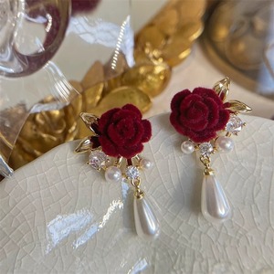 Orecchini a Perno da Donna alla Moda in Velluto Rosso con Fiore e Diamanti, Stile Francese <span class=keywords><strong>Trendy</strong></span> con Strass, Zirconi e Perle per Anniversario - Product Image 1