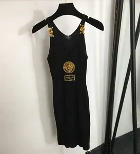 Verano nuevo estilo vestido de mujer lentejuelas hilo dorado cabeza bordada como botón dorado vestido de tirantes de punto