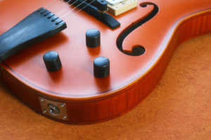 <span class=keywords><strong>Guitarra</strong></span> Eléctrica Yunzhi Archtop, Hecha a Mano, Tapa de Abeto Macizo Tallada, Diapasón de Ébano, Fondo/Lados de Arce Flameado, Cuerpo Hueco, S/H - Product Image 6