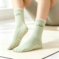 Chaussettes de yoga vert clair personnalisées de qualité supérieure, antidérapantes, pour femmes, avec volants festonnés