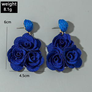 Pendientes de Tela 3D con Forma de Rosa y Perlas, Modernos, de Aleación, para Mujer, para Fiestas y Eventos - Product Image 3
