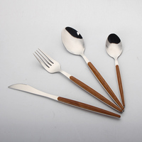 Ensemble de couverts modernes en acier inoxydable 18/10 poli miroir, réutilisables, avec manche en bois, durables, pour hôtels et mariages, coffret cadeau