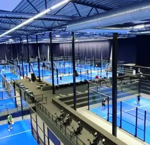 Açık Padel mahkemesi tenis 10mm PP suni çim dünya Padel tur turnuvası Padel çim standart panoramik mahkeme