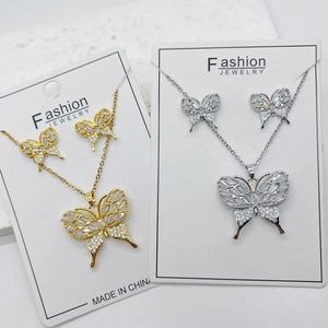 Vente en gros de colliers et boucles d'oreilles pour femmes Parures de bijoux de mode à offrir en cuivre plaqué argent plaqué or - Product Image 1