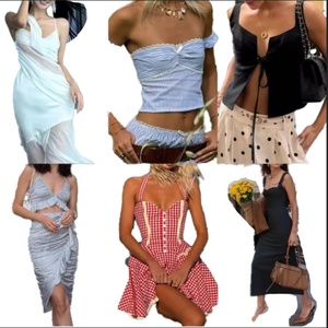 Robes de créateurs de luxe vintage mixtes, regroupées avec des vêtements de marque d'occasion provenant de conteneurs importés, vêtements d'occasion - Product Image 1