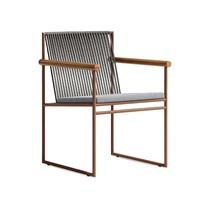 Ensemble de meubles de luxe modernes et durables pour l'extérieur, idéal pour hôtels, resorts, jardins, chambres, villas, balcons et terrasses, comprenant une table et des chaises de salle à manger.