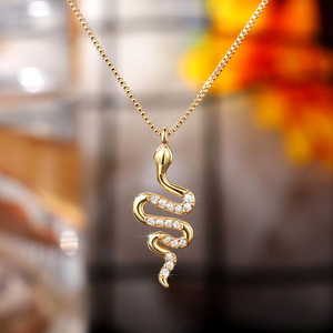 Collana con Ciondolo a Serpente Placcato Oro con Cristalli e Strass, Catena a Maglia Quadrata, Gioiello Unisex di Lusso per Uso Quotidiano - Product Image 1