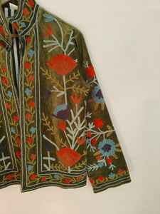 Chaqueta Suzani de Lujo Hecha a Mano, Bordado Floral de Terciopelo, Estilo Bohemio, Prenda de Arte Folclórico, Regalo para Ella, Abrigo Suzani, Chaqueta de Terciopelo - Product Image 4