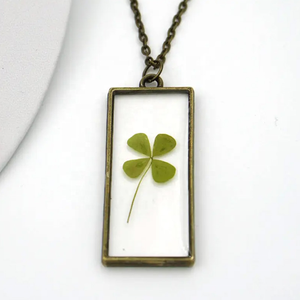 ขายส่งกรอบทองเหลืองโ<span class=keywords><strong>บ</strong></span>ราณทรงสี่เหลี่ยมเรซิ่นและโคลเวอร์สี่ใบสร้อยคอดอกไม้สําหรับเธอ - Product Image 1