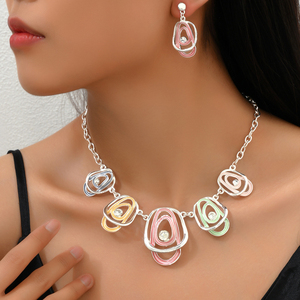 Parure de bijoux fantaisie pour femme : collier et boucles d'oreilles géométriques au design irrégulier, couleurs douces, style luxe léger et élégant - Product Image 1