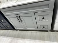 Meuble-lavabo de salle de bain blanc moderne style ferme avec vasque en céramique, construction en contreplaqué, tiroirs et portes à fermeture douce