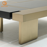 Table basse de luxe en acier inoxydable doré, design haut de gamme, style italien moderne, avec piètement en laiton