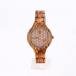 นาฬิกาไม้สไตล์เรโทรลำลอง สายไม้ - Product Image 1