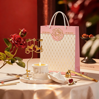 Sacs en papier kraft écologiques avec poignées, motif estampé à chaud rose pour bijoux de luxe, logo personnalisé, vente en gros artisanale
