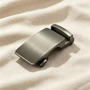 Boucle de ceinture formelle en alliage à verrouillage automatique 30 mm, plaque réversible avec trous, finition plaquée - Product Image 4