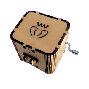 パーソナライズされたナチュラルムーブメントカスタムミニハンドクランクレーザー刻印ハンドクランク木製オルゴールオルゴール