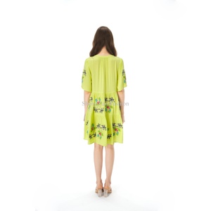 Robe courte pour femme à col rond, avec logo personnalisé, design floral brodé, manches courtes, couleur verte - Product Image 6