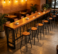 Ensemble de table de bar industrielle moderne, longue table de comptoir en bois, table haute avec tabourets pour restaurant et café professionnels