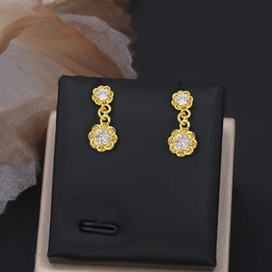 Pendientes de tuerca JXX Fashion con baño de oro de 24K, diseño de estrella y flor, modernos, de latón con circonitas en forma de corazón, para regalo de fiesta para mujer - Product Image 2