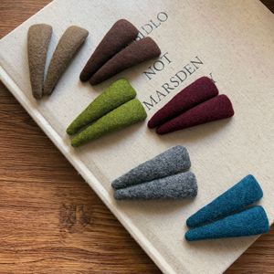 กิ๊บติดผมรูปสามเหลี่ยมผ้าสีพื้นสไตล์เกาหลี วัสดุโลหะผสม สำหรับผู้หญิง เหมาะสำหรับงานปาร์ตี้ - Product Image 1