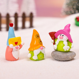 Figurines de Noël colorées en gros : mini-gnomes et ornements mignons en résine pour décorations de village de Noël et projets de bricolage - Product Image 6