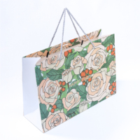 Maßgefertigte Blumenmuster-Geschenktüte aus Recyclingmaterialien mit Seilgriff und Slogan-Druck Elegante Verpackung für Geschenke und Kosmetik