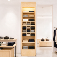 Vitrine haute et étroite en bois avec étagères ouvertes, grille cubique, rangement inférieur et éclairage LED pour usage commercial