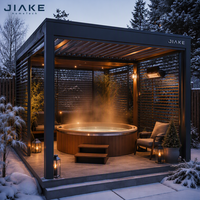 Pergola à lames orientables en aluminium pour spa avec écrans d'intimité à lattes et chauffages pour une détente hivernale dans le jardin