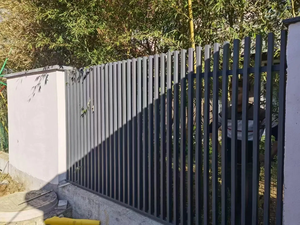 Clôture en aluminium à piquets verticaux <span class=keywords><strong>pour</strong></span> la fabrication industrielle, <span class=keywords><strong>pour</strong></span> les projets mondiaux, avec gestion d'usine certifiée ISO - Product Image 6