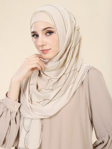 Hijab Elegante Dorato per Donne Musulmane con Stampa in Lamina d'Oro, Personalizzabile con LOGO OEM/ODM, Foulard Kashkha in Voile con Strass - Product Image 4